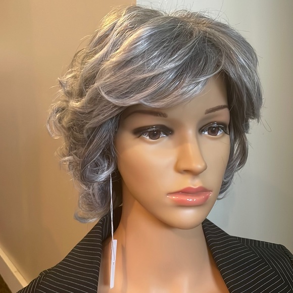 NWT 11” gray silver grey wavy short natural matte wig back curls - Picture 3 of 15
